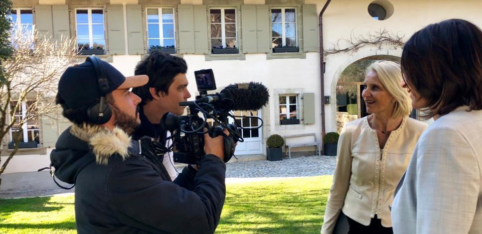 Courtiers et équipe marketing interne optimisant la visibilité des propriétés de luxe